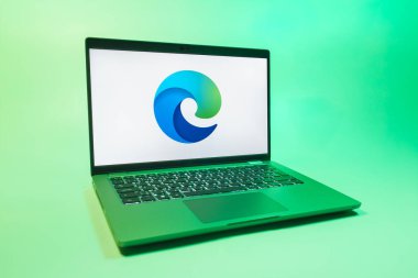 Prag, Çek Cumhuriyeti - 08 01 2025: Tek bir arka planda bir dizüstü bilgisayar Sınır logosunu gösterir. Edge, Microsoft tarafından Windows aygıtları için geliştirilen bir web tarayıcısıdır..