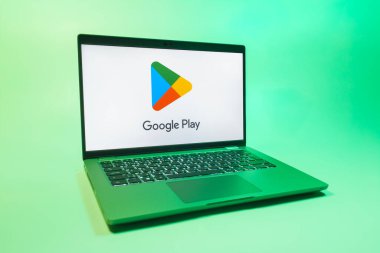 Prag, Çek Cumhuriyeti - 08 01 2025: Tek tip arka planda bir dizüstü bilgisayar Google Play logosunu gösterir. Google Play uygulamaları, oyunları ve dijital içeriği indirmek için bir platformdur.