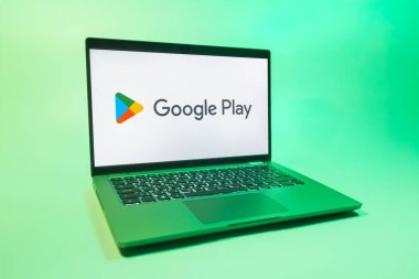 Prag, Çek Cumhuriyeti - 08 01 2025: Tek tip arka planda bir dizüstü bilgisayar Google Play logosunu gösterir. Google Play uygulamaları, oyunları ve dijital içeriği indirmek için bir platformdur.