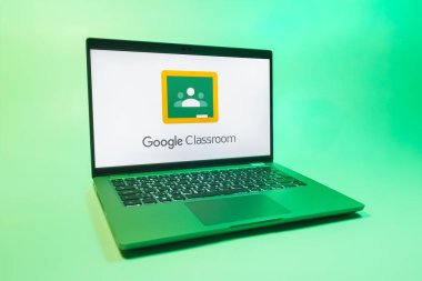Prag, Çek Cumhuriyeti - 08 01 2025: Tek tip arkaplanda bir dizüstü bilgisayar Google Sınıfı logosunu gösterir. Google Sınıfı, sınıfları ve eğitim içeriğini yönetmek için bir platformdur.