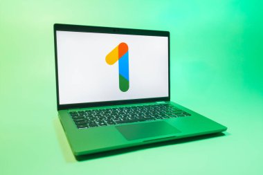 Prag, Çek Cumhuriyeti - 08 01 2025: Tek bir arkaplanda bir dizüstü bilgisayar Google One logosunu gösterir. Google 1 bulut depolama ve abonelik hizmetleri için bir platformdur.