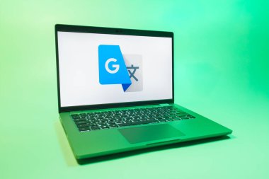 Prag, Çek Cumhuriyeti - 08 01 2025: Tek bir arkaplanda bir dizüstü bilgisayar Google Translate logosunu gösterir. Google Çevirisi metni ve konuşmayı diller arası çevirmek için bir platformdur..