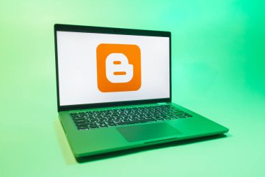 Prag, Çek Cumhuriyeti - 08 01 2025: Üniforma arka planda bir dizüstü bilgisayar Blogger logosunu gösterir. Blogger blog oluşturma ve yayınlama için bir platformdur.