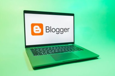 Prag, Çek Cumhuriyeti - 08 01 2025: Üniforma arka planda bir dizüstü bilgisayar Blogger logosunu gösterir. Blogger blog oluşturma ve yayınlama için bir platformdur.