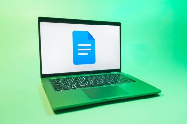 Prag, Çek Cumhuriyeti - 08 01 2025: Tek bir arka planda bir dizüstü bilgisayar Google Docs logosunu gösterir. Google Docs metin belgeleri oluşturmak ve düzenlemek için bir platformdur.