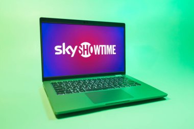 Prag, Çek Cumhuriyeti - 08 01 2025: Üniforma arka planda bir dizüstü bilgisayar SkyShowtime logosunu gösteriyor. SkyShowtime, sinema ve televizyon dizileri için bir yayın platformudur..
