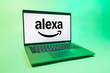 Prag, Çek Cumhuriyeti - 08 01 2025: Tek tip arkaplanda bir dizüstü bilgisayar Alexa logosunu gösteriyor. Alexa akıllı aygıtlar ve servisler için ses asistanıdır.
