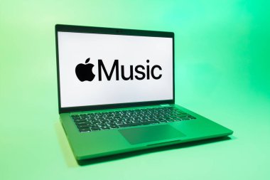Prag, Çek Cumhuriyeti - 08 01 01 2025: Uniforma arka planda bir dizüstü bilgisayar Apple Music logosunu gösteriyor. Apple Music müzik için bir platformdur..