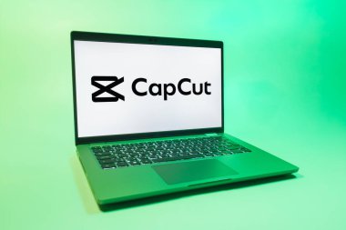Prag, Çek Cumhuriyeti - 08 01 2025: Tek tip arka planda bir dizüstü bilgisayar CapCut logosunu gösterir. CapCut video düzenleme ve oluşturma için bir platformdur.