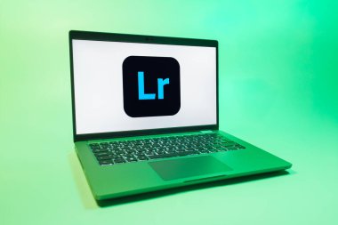 Prag, Çek Cumhuriyeti - 08 01 2025: Lightroom logosunu gösteren bir dizüstü bilgisayar. Lightroom fotoğraf düzenleme ve yönetim için bir yazılımdır..