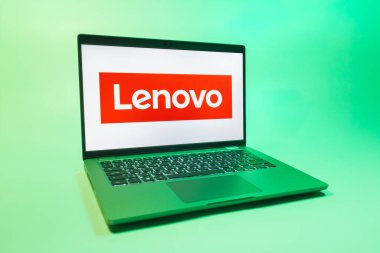 Prag, Çek Cumhuriyeti - 08 01 2025: Tek tip arkaplanda bir dizüstü bilgisayar Lenovo logosunu gösteriyor. Lenovo bilgisayar ve elektronik üreten bir teknoloji şirketidir..