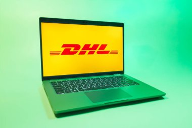 Prag, Çek Cumhuriyeti - 08 01 2025: DHL logosunu gösteren bir dizüstü bilgisayar. DHL uluslararası nakliye hizmeti sunan bir lojistik şirketidir..