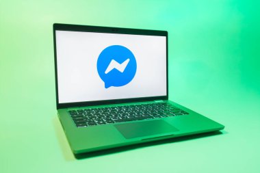 Prag, Çek Cumhuriyeti - 08 01 2025: Uniforma arka planda bir dizüstü bilgisayar Messenger logosunu gösterir. Haberci Facebook 'ta mesajlaşma ve sohbet için bir platformdur.