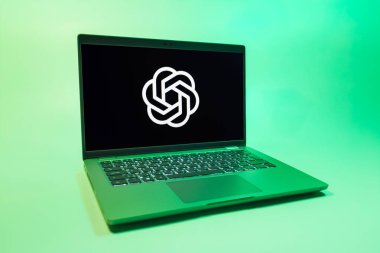 Prag, Çek Cumhuriyeti - 08 01 2025: Tek bir arkaplanda bir dizüstü bilgisayar OpenAI logosunu gösterir. OpenAI, yapay zeka modelleri ve uygulamaları geliştiren bir platformdur..