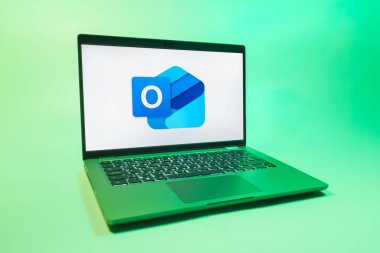Prag, Çek Cumhuriyeti - 08 01 2025: Tek tip arkaplanda bir dizüstü bilgisayar Outlook logosunu gösterir. Outlook iletileri göndermek ve yönetmek için bir e- posta platformudur.