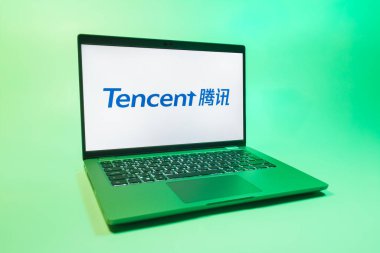 Prag, Çek Cumhuriyeti - 08 01 2025: Tek tip arkaplanda bir dizüstü bilgisayar Tencent logosunu gösterir. Tencent internet hizmetleri ve oyunlar sağlayan bir teknoloji şirketidir..