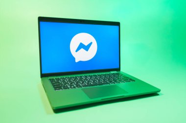 Prag, Çek Cumhuriyeti - 08 01 2025: Uniforma arka planda bir dizüstü bilgisayar Messenger logosunu gösterir. Haberci Facebook 'ta mesajlaşma ve sohbet için bir platformdur.