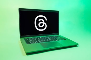 Prag, Çek Cumhuriyeti - 08 01 2025: Tek tip bir arkaplanda dizüstü bilgisayar Threads logosunu gösterir. Tartışmalar, kısa gönderileri ve güncellemeleri paylaşmak için bir sosyal medya platformudur.