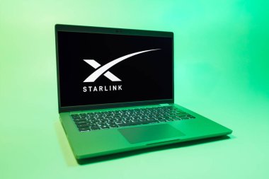 Prag, Çek Cumhuriyeti - 08 01 2025: Tek bir arkaplanda bir dizüstü bilgisayar Starlink logosunu gösterir. Starlink küresel bağlantı sağlayan bir uydu internet hizmetidir.