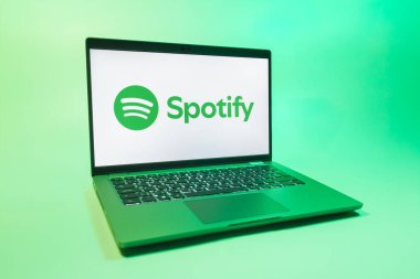 Prag, Çek Cumhuriyeti - 08 01 2025: Tek tip arkaplanda bir dizüstü bilgisayar Spotify logosunu gösterir. Spotify müzik dinlemek ve keşfetmek için bir platformdur.
