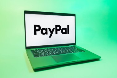 Prag, Çek Cumhuriyeti - 08 01 2025: Tek tip arka planda bir dizüstü bilgisayar PayPal logosunu gösterir. PayPal çevrimiçi ödemeler ve para transferleri için bir platformdur.