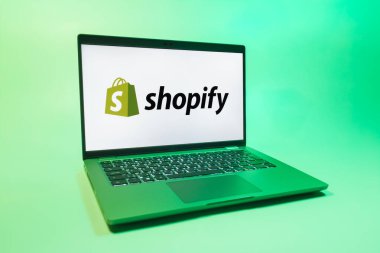 Prag, Çek Cumhuriyeti - 08 01 2025: Tek bir arkaplanda Shopify logosunu gösteren bir dizüstü bilgisayar. Shopify çevrimiçi mağazalar oluşturmak ve yönetmek için bir platformdur.