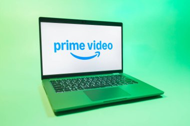 Prag, Çek Cumhuriyeti - 08 01 2025: Tek tip arka planda bir dizüstü bilgisayar Prime video logosunu gösterir. Asal video, filmler ve TV programları için bir yayın platformudur..