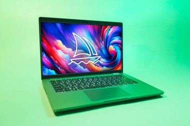 Prag, Çek Cumhuriyeti - 08 01 2025: Üniforma arka planda bir dizüstü bilgisayar Midtrip logosunu gösterir. Midtrip yapay zeka ürünü resimler ve sanat için bir platformdur..