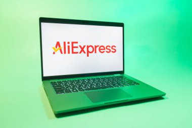 Prag, Çek Cumhuriyeti - 08 01 2025: Tek tip bir arkaplanda bir dizüstü bilgisayar AliExpress logosunu gösterir. AliExpress, küresel çapta bir alışveriş ürünleri çevrimiçi pazarıdır..