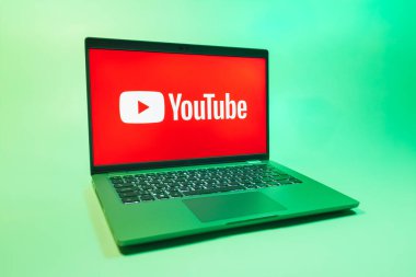 Prag, Çek Cumhuriyeti - 08 01 2025: Üniforma arka planda bir dizüstü bilgisayar Youtube logosunu gösterir. Youtube dünya çapında videoları izlemek ve paylaşmak için bir platform.
