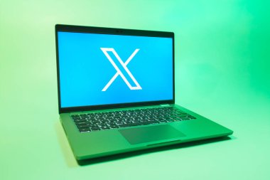 Prag, Çek Cumhuriyeti - 08 01 2025: Tek tip arka planda bir dizüstü bilgisayar X logosunu gösterir. X, kısa gönderileri ve güncellemeleri paylaşmak için bir platformdur.