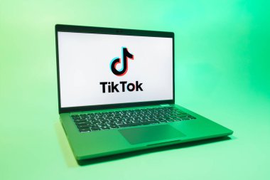 Prag, Çek Cumhuriyeti - 08 01 2025: Tek tip arkaplanda bir dizüstü bilgisayar TikTok logosunu gösteriyor. TikTok kısa, yaratıcı ve viral video platformu.