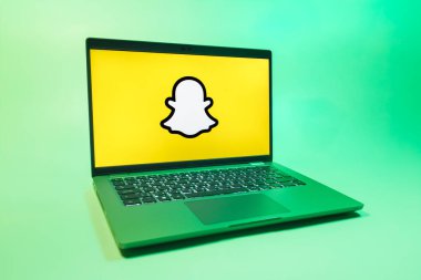 Prag, Çek Cumhuriyeti - 08 01 2025: Tek tip arkaplanda bir dizüstü bilgisayar Snapchat logosunu gösterir. Snapchat fotoğraf, video ve geçici mesajlar göndermek için bir uygulamadır.