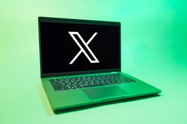Prag, Çek Cumhuriyeti - 08 01 2025: Tek tip arka planda bir dizüstü bilgisayar X logosunu gösterir. X, kısa gönderileri ve güncellemeleri paylaşmak için bir platformdur.