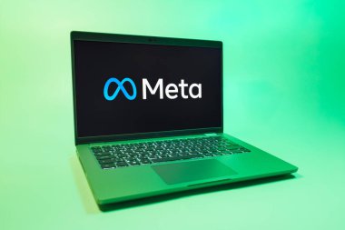 Prag, Çek Cumhuriyeti - 08 01 2025: Tek tip arkaplanda bir dizüstü bilgisayar Meta logosunu gösterir. Meta, Facebook ve Instagram gibi sosyal platformlar sunan bir şirket..