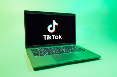 Prag, Çek Cumhuriyeti - 08 01 2025: Tek tip arkaplanda bir dizüstü bilgisayar TikTok logosunu gösteriyor. TikTok kısa, yaratıcı ve viral video platformu.
