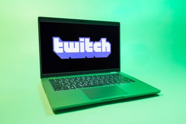 Prag, Çek Cumhuriyeti - 08 01 01 2025: Tek tip arkaplanda bir dizüstü bilgisayar Twitch logosunu gösteriyor. Twitch canlı yayın oyunları ve içeriği için bir platformdur.