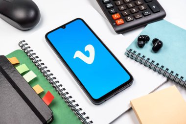 Prag, Çek Cumhuriyeti - 08 18 2025: Merkezde Vimeo logosunu gösteren bir cep telefonu ile ofis malzemeleri düzenlemesi. Vimeo, yüksek kaliteli video sunucu ve paylaşımı için bir platformdur.