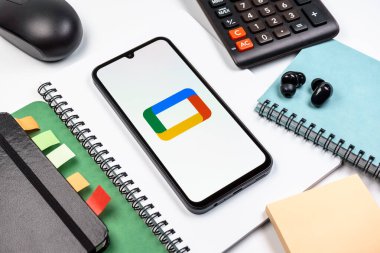 Prag, Çek Cumhuriyeti - 08 18 2025: Merkezde Google TV logosunu gösteren bir cep telefonu ile ofis malzemeleri düzenlemesi. Google TV film, program ve uygulamalar için bir platformdur..