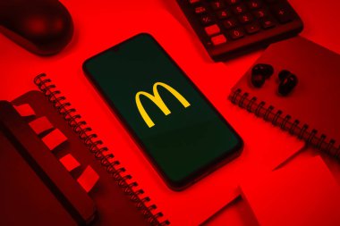 Prag, Çek Cumhuriyeti - 08 18 2025: Merkezinde McDonalds logosu olan bir ofis malzemesi aranjmanı. McDonalds hamburger, patates kızartması ve daha fazlası sunan bir fast-food zinciri..