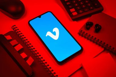 Prag, Çek Cumhuriyeti - 08 18 2025: Merkezde Vimeo logosunu gösteren bir cep telefonu ile ofis malzemeleri düzenlemesi. Vimeo, yüksek kaliteli video sunucu ve paylaşımı için bir platformdur.