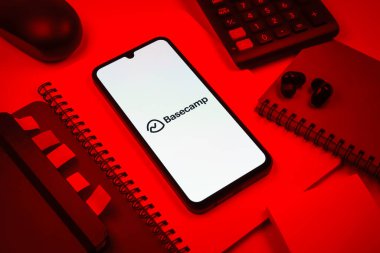 Prag, Çek Cumhuriyeti - 08 18 2025: Merkezinde bir cep telefonu bulunan ofis malzemeleri düzenlemesi. Temel amfi, takım işbirliği ve proje organizasyonu için bir platformdur..