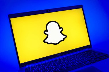 Prag, Çek Cumhuriyeti - 08 01 2025: Snapchat logosunu gösteren dizüstü bilgisayarın yakın görüntüsü. Snapchat fotoğraf, video ve geçici mesajlar göndermek için bir uygulamadır.