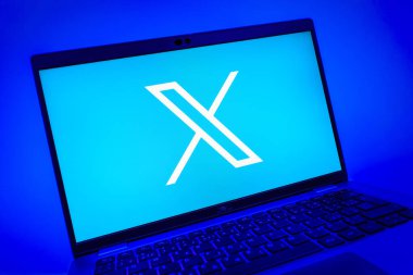 Prag, Çek Cumhuriyeti - 08 01 2025: X logosunu gösteren dizüstü bilgisayarın yakın görüntüsü. X, kısa gönderileri ve güncellemeleri paylaşmak için bir platformdur.