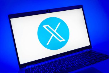 Prag, Çek Cumhuriyeti - 08 01 2025: X logosunu gösteren dizüstü bilgisayarın yakın görüntüsü. X, kısa gönderileri ve güncellemeleri paylaşmak için bir platformdur.