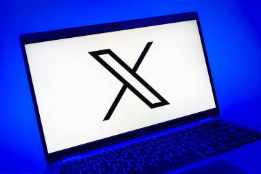 Prag, Çek Cumhuriyeti - 08 01 2025: X logosunu gösteren dizüstü bilgisayarın yakın görüntüsü. X, kısa gönderileri ve güncellemeleri paylaşmak için bir platformdur.