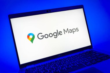 Prag, Çek Cumhuriyeti - 08 01 2025: Google Maps logosunu gösteren dizüstü bilgisayarın yakın görüntüsü. Google Maps haritalar, navigasyon ve konum hizmetleri için bir platformdur.