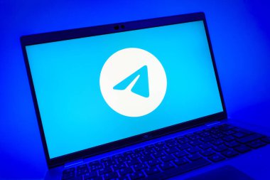 Prag, Çek Cumhuriyeti - 08 01 2025: Telegram logosunu gösteren dizüstü bilgisayarın yakın görüntüsü. Telgraf hızlı ve güvenli iletiler için bir uygulamadır.