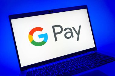 Prag, Çek Cumhuriyeti - 08 01 2025: Google Pay logosunu gösteren dizüstü bilgisayarın yakın görüntüsü. Google Pay kolay ve güvenli dijital ödemeler için bir platformdur.