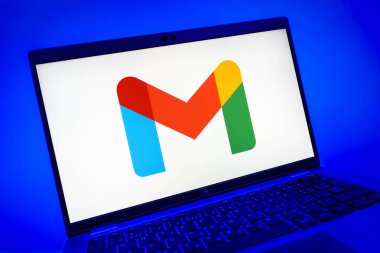 Prag, Çek Cumhuriyeti - 08 01 2025: Google Gmail logosunu gösteren dizüstü bilgisayarın yakın görüntüsü. Google Gmail, mesaj göndermek ve almak için kullanılan bir e-posta servisidir..